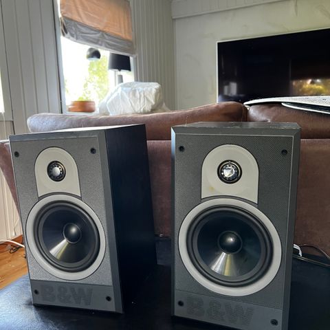 Bowers & Wilkins 600 med NAD forsterkere