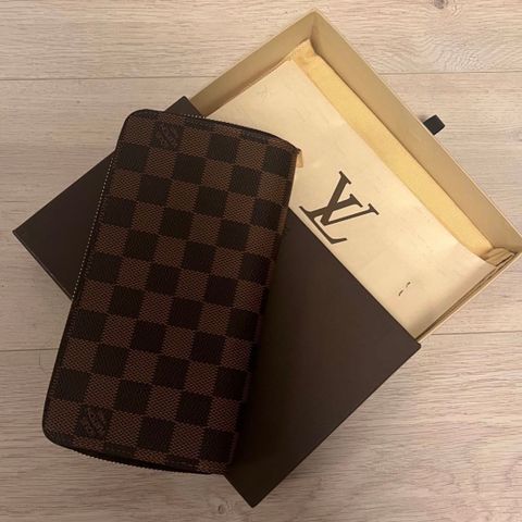 Louis Vuitton zippy Wallet