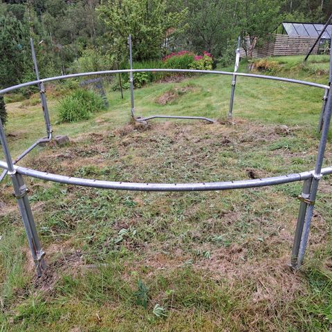 Trampoline 4.2 m gis bort.