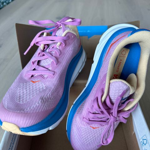 HOKA rosa Clifton 9