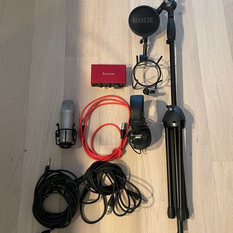 Røde mikrofon med stativ, headset,stativ, popfilter og Fokusrite boks