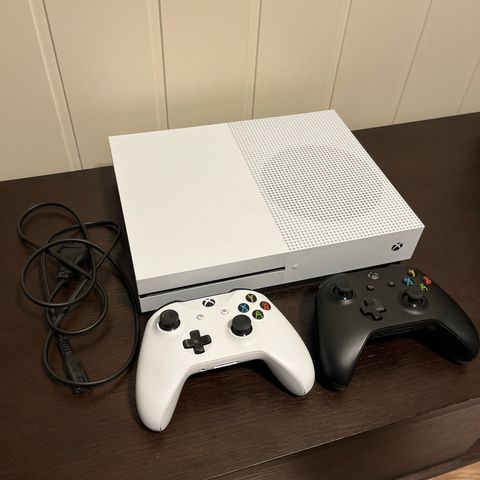 Xbox One S med 2 kontroller