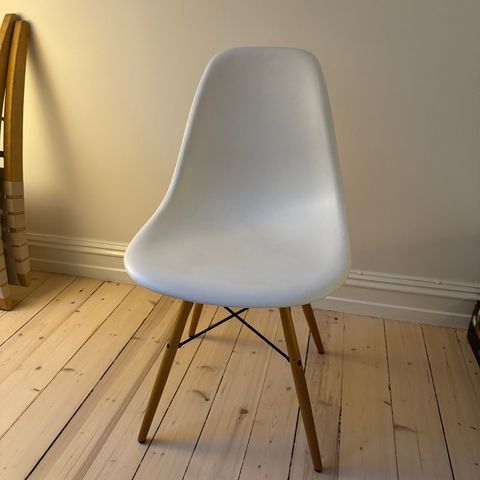 Vitra DSW hvit/maple