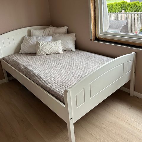 Flott seng med madrass