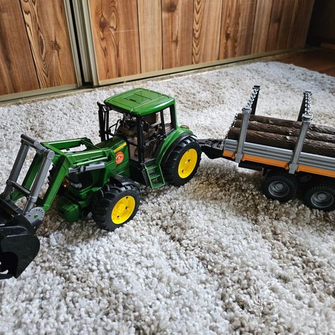 Bruder John Deere m henger og tømmerstokker