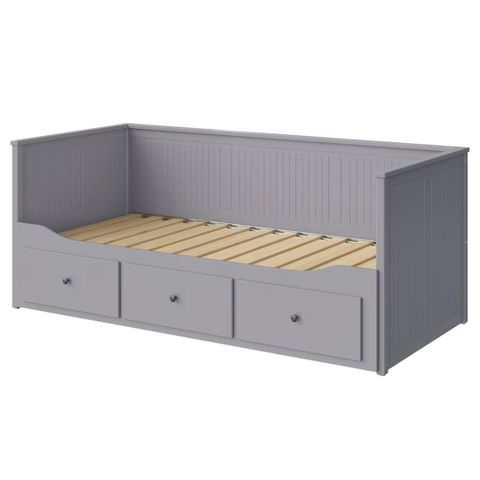 Ikea Hemnes seng, tre skuffer og kan trekkes ut