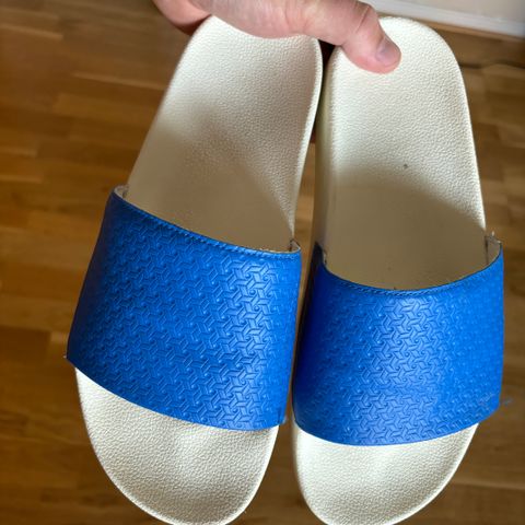 Adidas slippers / sandaler str 9