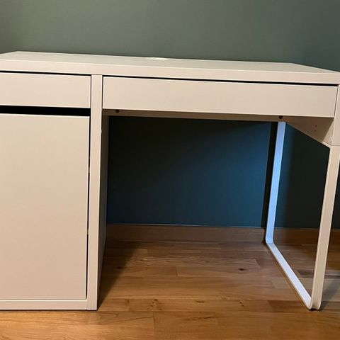 Skrivebord hvit IKEA RESERVERT