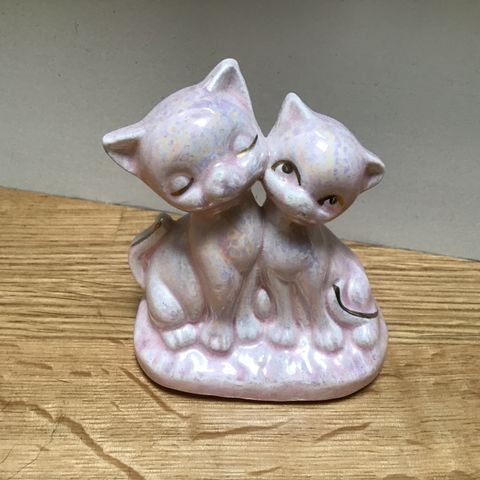 2 rosa keramikk katter