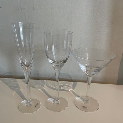 Kosta Boda Line krystallglass rødvin, champagne/hvitvin og martini.