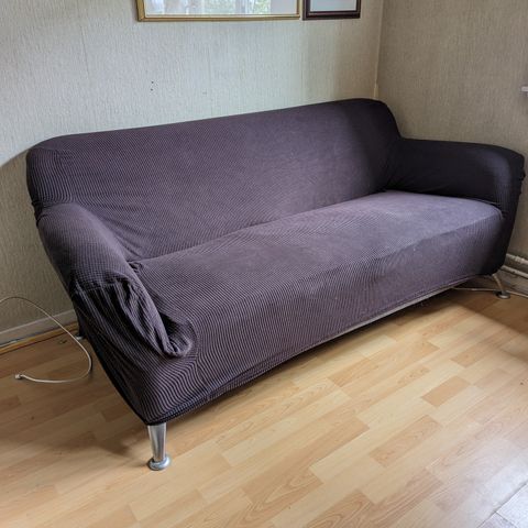 Funksjonell sofa med trekk gis bort