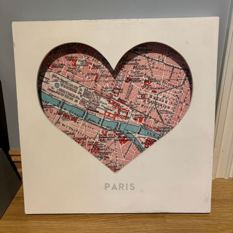 Bilde i tre med Paris-kart inni hjerte-ramme