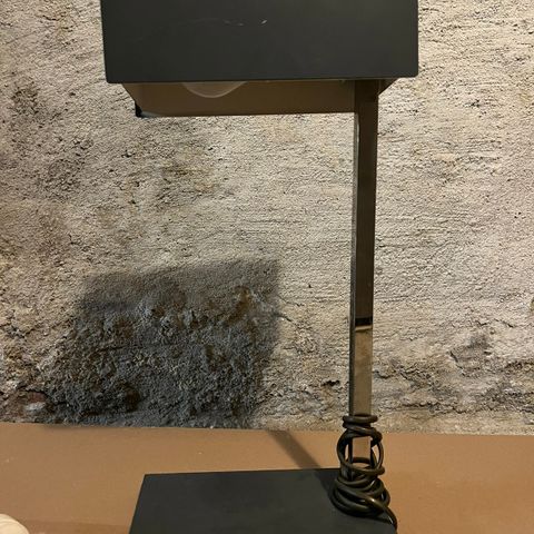Bordlampe i minimalistisk design