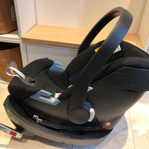 Bilsete cybex aton med base