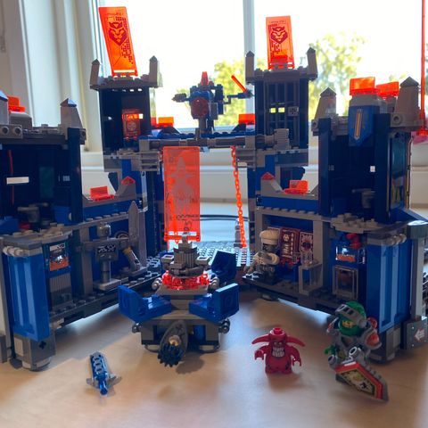 Nexo knights borg selges