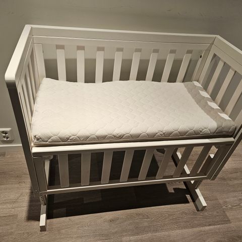 Praktisk bedside crib i tre fra barnas hus