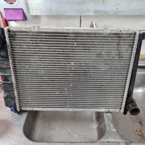 Radiator bmw e30 selges. 320i 325i