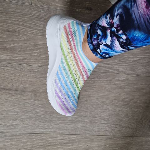 Hvite sko med fargerike striper