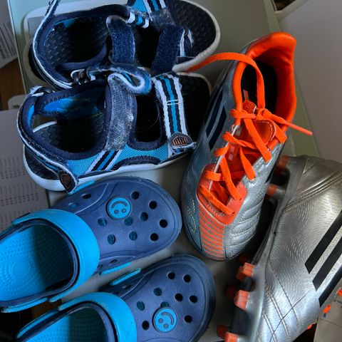 Fotballsko og crocs str 28 + sandaler str 27