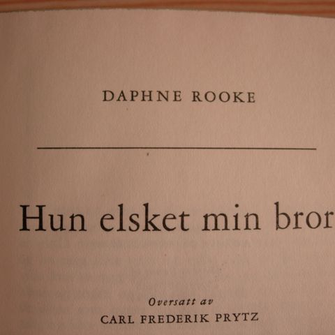 Boken "Hun elsket min bror" av Daphne Rooke fra 1953