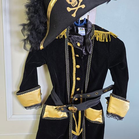 Kaptein Sabeltann kostyme - reservert tom 18.aug