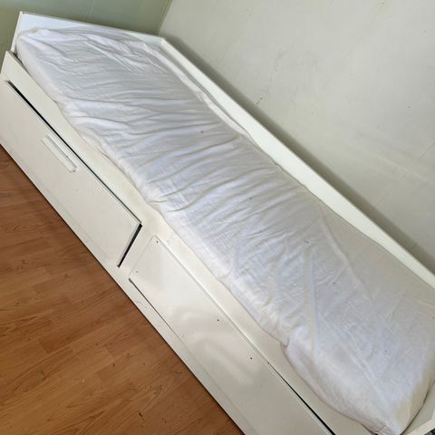 IKEA seng (80-160cm) og bokhylle