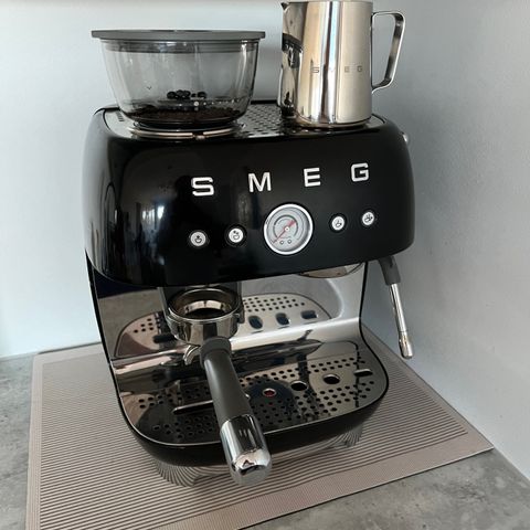 SMEG Espressomaskin selges billig! Svært lite brukt, som ny! Nypris er 10 995kr