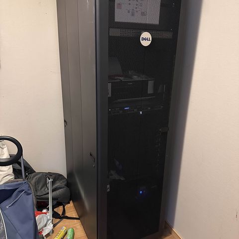 Reservert - Dell 42U Server rack