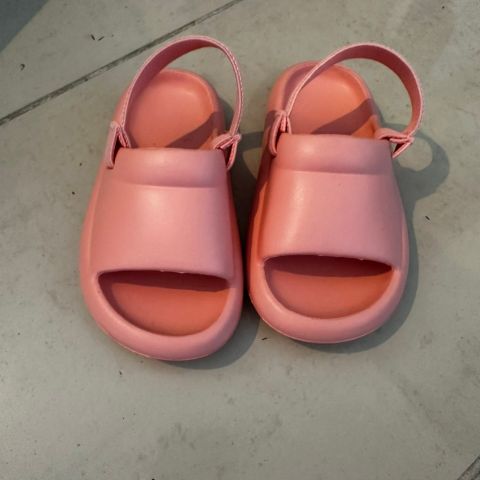 Rosa sandaler fra Zara