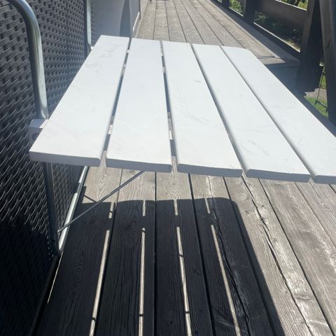 Balkongbord i hvitmalt tre. Klaffbord for oppheng på rekkverk