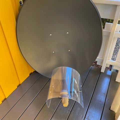 Parabol 85 cm med veggfeste/LNB beskytter