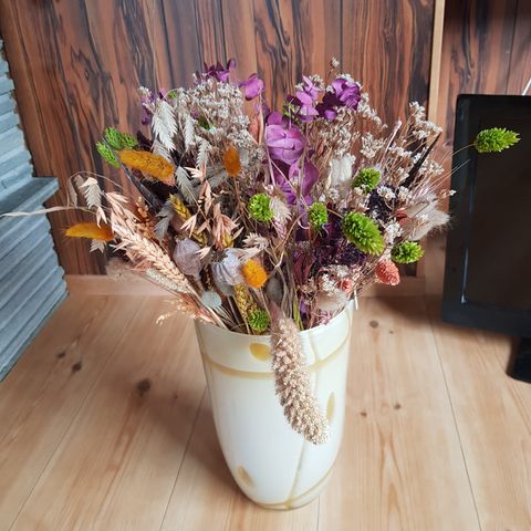 Vase med tørkede blomster gis bort