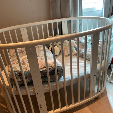 Stokke Sleepi seng + mini V2 + mye utstyr