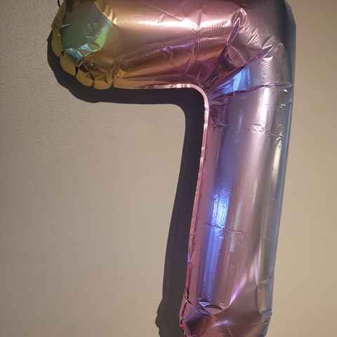 7 - års ballonger gies bort