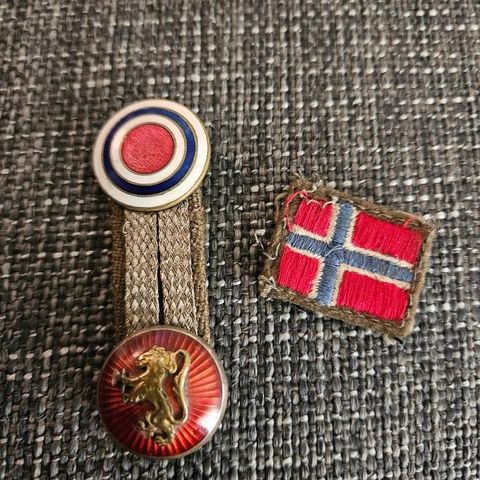 Lue stolpe og norsk flagg fra perioden 1942-45
