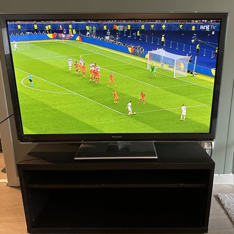 Panasonic TX-P42ST50Y + TV-bord