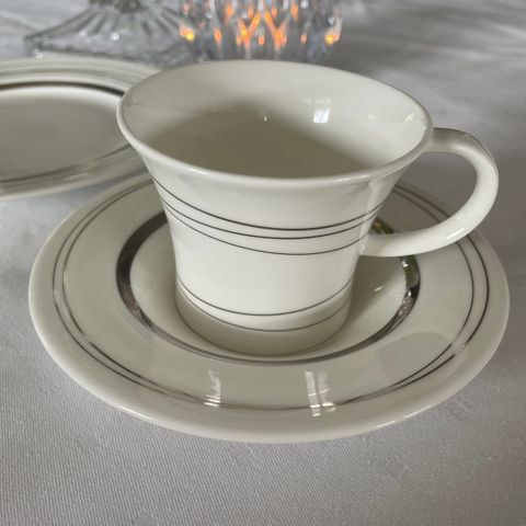 Klassisk og fint kaffeservise i hvit og sølv fra Royalbone china.