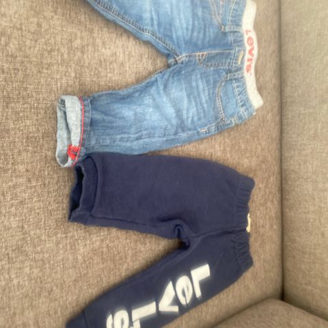 Levis jeans og joggebukse