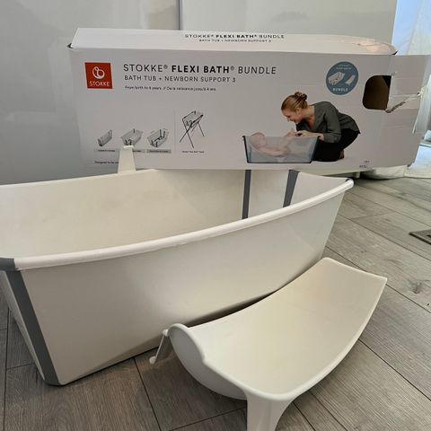 Stokke Flexi baby bad med nyfødt setes