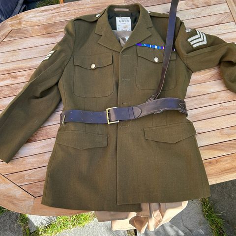 Full britisk uniform m/bandolær