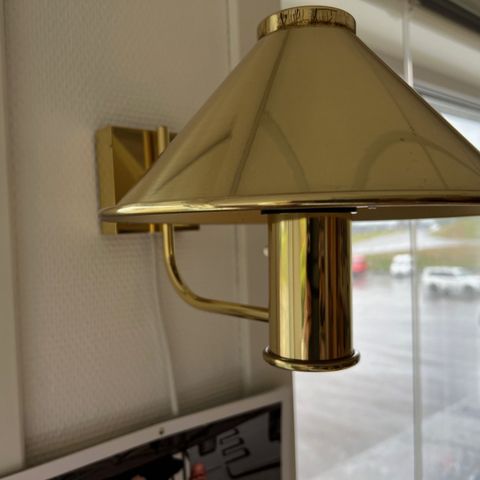 Høvik lys messing vegglampe