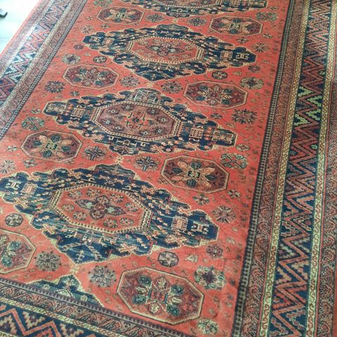 Flott teppe i persisk stil