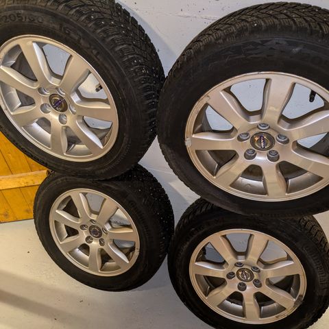 (RES)Volvo felger + piggdekk. 205/60 R16 T XL. Gratis levering i Trondheim.