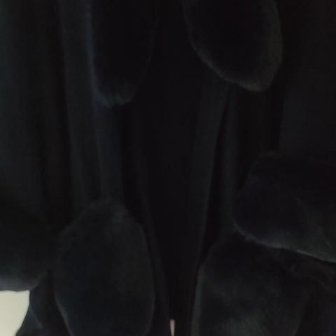 Tynn strikkeponcho/jakke svart