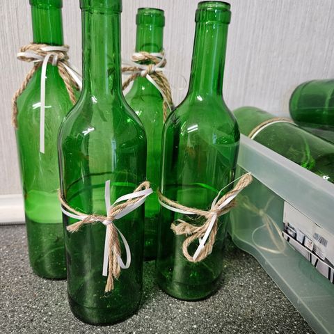 Grønne vinflasker til dekor.
