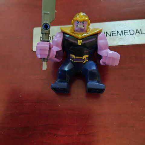 Lego Thanos minifigur til salgs