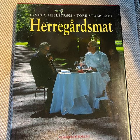 Herregårdsmat – Eyvind Hellstrøm og Tore Stubberud. Kokebok.