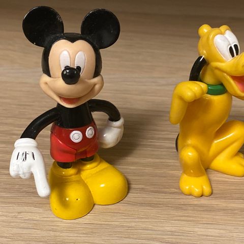 2 Disney figur selges