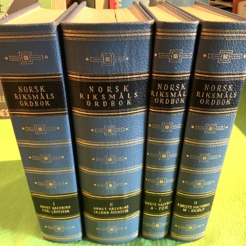 Norsk riksmålsordbok. Utgitt av Riksmålsvernet. I - II i 4 bind. (1937-57)