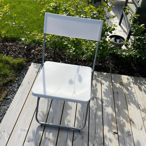 10 stykker hvite IKEA stoler